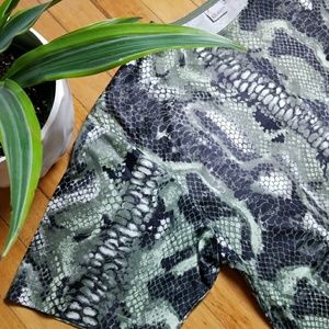Rigany - T-shirt with Green Snake Pattern